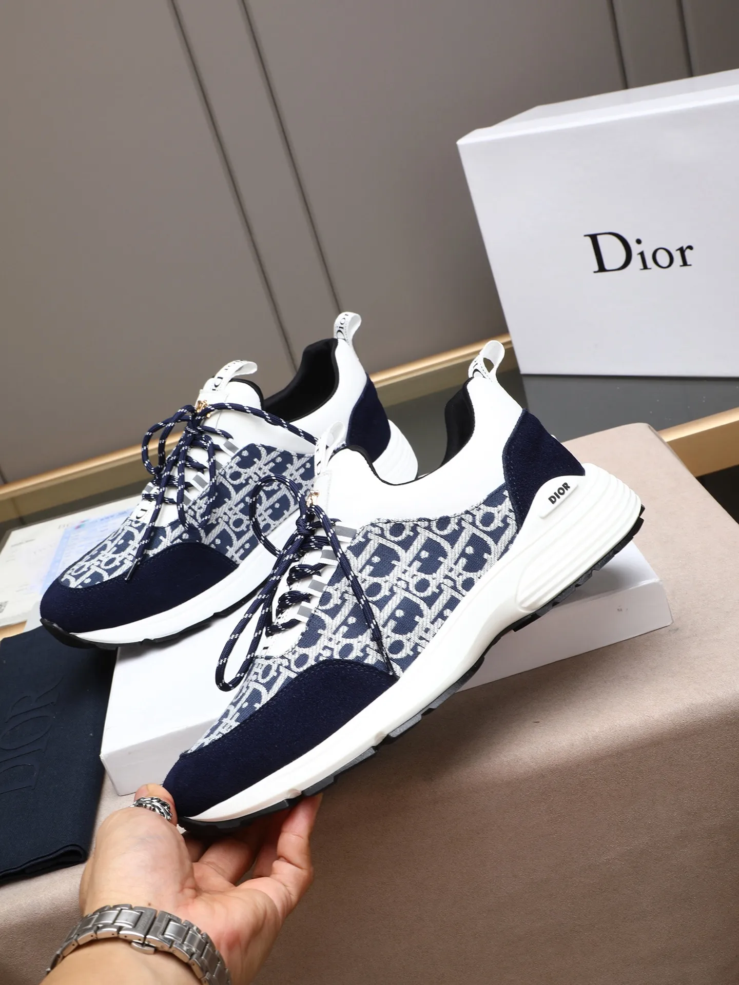 Men's shoes 💰440 💰Dior [Dior] 😘😘High-end series of casual men's shoes, simple and elegant👍👍👍The upper is made of first-layer genuine leather spliced ​​with Dior's special material [sun][sun]; imported first-layer sheepskin lining; special outsole, wear-resistant, lightweight, the overall design is harmonious and unified without lacking personality 👣🌟✨You deserve it! 3 colors😍Sizes 38~44. (45 custom-made) The picture above is a big seller🔥🔥🔥